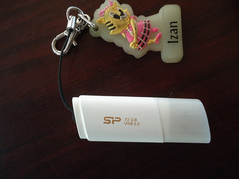 9 Simple Ways to Take Care of Your USB Flash Drive 3 Wikimedia Commons Slcreza
